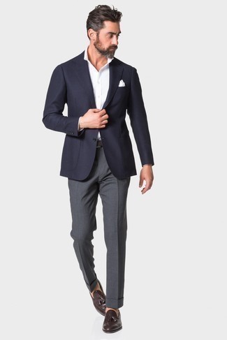 Un pantalon de costume à porter avec un blazer bleu marine et blanc: Harmonise un blazer bleu marine et blanc avec un pantalon de costume pour un look classique et élégant. Une paire de mocassins à pampilles en cuir marron foncé est une option génial pour complèter cette tenue.