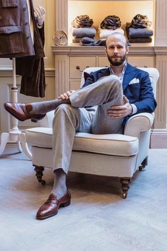Comment porter un pantalon de costume gris: Choisis un blazer bleu marine et un pantalon de costume gris pour un look pointu et élégant. Une paire de slippers en cuir marron est une option génial pour complèter cette tenue.