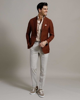 Comment porter une pochette de costume blanc et marron: Opte pour un blazer tabac avec une pochette de costume blanc et marron pour une tenue relax mais stylée. Une paire de baskets basses en daim marron est une façon simple d'améliorer ton look.