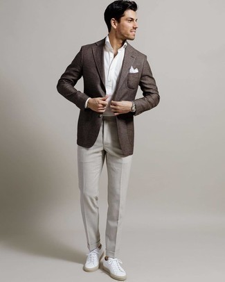 Comment porter un pantalon de costume gris: Porte un blazer marron foncé et un pantalon de costume gris pour un look classique et élégant. Une paire de baskets basses en toile blanches apporte une touche de décontraction à l'ensemble.