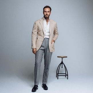 Comment porter un pantalon de costume gris: Associe un blazer beige avec un pantalon de costume gris pour un look pointu et élégant. Termine ce look avec une paire de slippers en cuir noirs.
