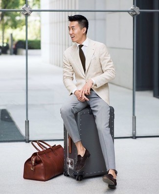Comment porter un blazer beige: Essaie d'harmoniser un blazer beige avec un pantalon de costume gris pour une silhouette classique et raffinée. Une paire de slippers en daim marron foncé est une option génial pour complèter cette tenue.