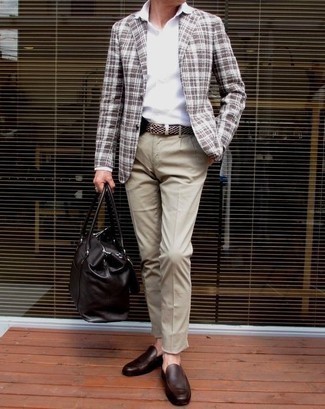 Comment porter un pantalon de costume avec des slippers pour un style elégantes après 50 ans: Essaie d'associer un blazer écossais marron avec un pantalon de costume pour un look pointu et élégant. Cet ensemble est parfait avec une paire de slippers.