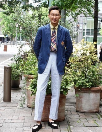 Comment porter une cravate multicolore: Porte un blazer brodé bleu marine et une cravate multicolore pour dégager classe et sophistication. Complète ce look avec une paire de slippers en daim noirs.
