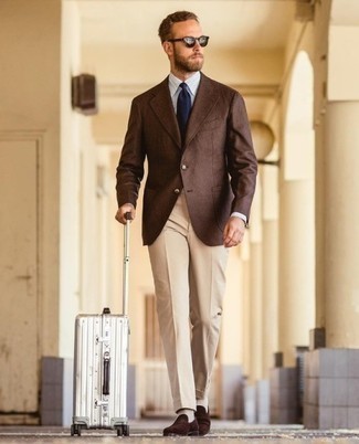 Comment porter une valise argentée: Harmonise un blazer marron avec une valise argentée pour une tenue relax mais stylée. Transforme-toi en bête de mode et fais d'une paire de slippers en daim marron foncé ton choix de souliers.