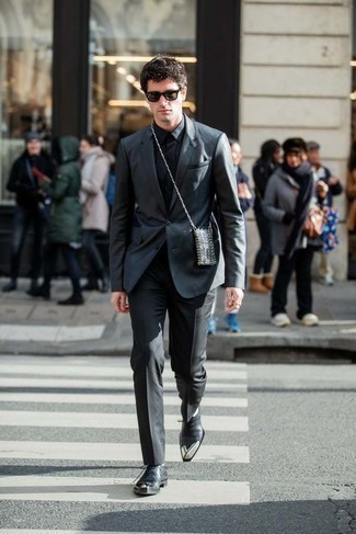 Comment porter un blazer gris foncé: Pense à associer un blazer gris foncé avec un pantalon de costume noir pour un look pointu et élégant. Une paire de chaussures richelieu en cuir noir et argenté est une option astucieux pour complèter cette tenue.