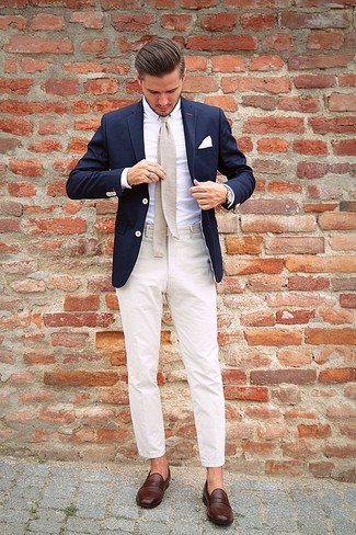 Tenue: Blazer bleu marine, Chemise de ville blanche, Pantalon de costume beige, Slippers en cuir marron foncé