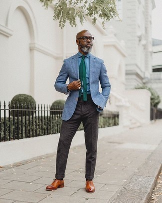 Un pantalon de costume à porter avec un blazer turquoise après 50 ans: Choisis un blazer turquoise et un pantalon de costume pour une silhouette classique et raffinée. Assortis ce look avec une paire de chaussures richelieu en cuir tabac.