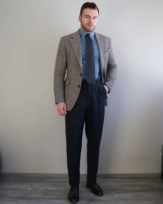 Comment porter une cravate gris foncé: Quelque chose d'aussi simple que d'opter pour un blazer en laine gris et une cravate gris foncé peut te démarquer de la foule. Cette tenue est parfait avec une paire de chaussures richelieu en cuir marron foncé.