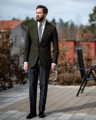 Comment porter une cravate gris foncé: Pense à opter pour un blazer en laine vert foncé et une cravate gris foncé pour dégager classe et sophistication. Une paire de mocassins à pampilles en cuir noirs est une option génial pour complèter cette tenue.