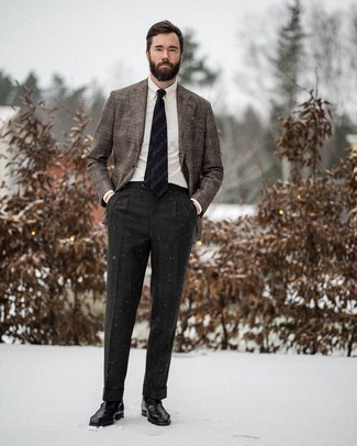 Comment porter des slippers en cuir noirs: Pense à opter pour un blazer en laine écossais marron et un pantalon de costume en laine gris foncé pour un look classique et élégant. Cette tenue est parfait avec une paire de slippers en cuir noirs.