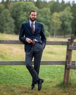 Comment porter une cravate marron au printemps: Associer un blazer en laine écossais bleu marine et une cravate marron créera un look pointu et élégant. Termine ce look avec une paire de slippers en cuir noirs. C'est un look idéal pour le printemps.