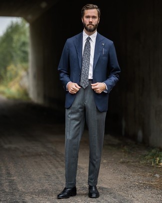 Comment porter une cravate imprimée cachemire gris foncé: Associe un blazer bleu marine avec une cravate imprimée cachemire gris foncé pour une silhouette classique et raffinée. Une paire de slippers en cuir noirs est une option astucieux pour complèter cette tenue.
