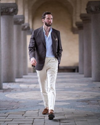 Comment porter un blazer marron foncé: Pense à harmoniser un blazer marron foncé avec un pantalon de costume blanc pour un look pointu et élégant. Cet ensemble est parfait avec une paire de slippers en daim marron.