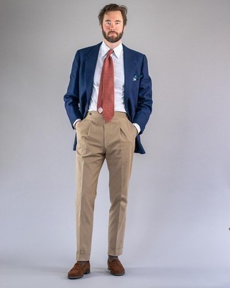 Comment porter des chaussettes gris foncé: Associe un blazer bleu marine avec des chaussettes gris foncé pour une tenue relax mais stylée. Apportez une touche d'élégance à votre tenue avec une paire de slippers en daim marron.