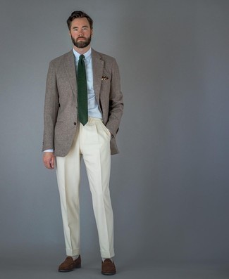 Comment porter une cravate vert foncé: Porte un blazer en laine marron et une cravate vert foncé pour un look classique et élégant. Une paire de slippers en daim marron apportera un joli contraste avec le reste du look.