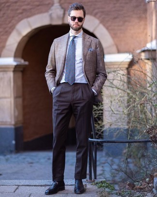 Comment porter une cravate imprimée bleue: Pense à associer un blazer en laine écossais marron avec une cravate imprimée bleue pour dégager classe et sophistication. Cette tenue est parfait avec une paire de slippers en cuir marron foncé.