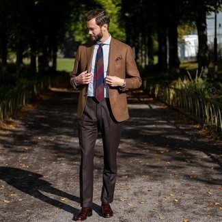 Comment porter une cravate à rayures horizontales marron: Choisis un blazer en laine marron et une cravate à rayures horizontales marron pour une silhouette classique et raffinée. Cette tenue est parfait avec une paire de slippers en cuir bordeaux.