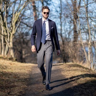 Comment porter une cravate imprimée bleue: Pense à opter pour un blazer bleu marine et une cravate imprimée bleue pour un look classique et élégant. Cet ensemble est parfait avec une paire de slippers en cuir bleu marine.