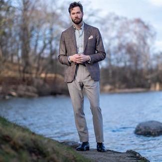 Comment porter un pantalon de costume en laine gris: Harmonise un blazer en laine écossais marron avec un pantalon de costume en laine gris pour une silhouette classique et raffinée. Termine ce look avec une paire de slippers en cuir bleu marine.