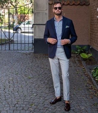 Comment porter un pantalon de costume écossais gris: Associe un blazer bleu marine avec un pantalon de costume écossais gris pour un look classique et élégant. Une paire de slippers en cuir marron foncé est une option avisé pour complèter cette tenue.