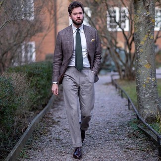 Comment porter une cravate vert foncé: Porte un blazer écossais marron foncé et une cravate vert foncé pour une silhouette classique et raffinée. Cet ensemble est parfait avec une paire de slippers en cuir marron foncé.