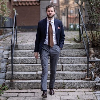 Comment porter une cravate á pois marron: Choisis un blazer bleu marine et une cravate á pois marron pour dégager classe et sophistication. Complète ce look avec une paire de slippers en cuir marron foncé.