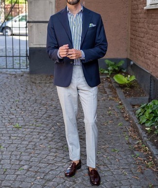 Comment porter un pantalon de costume écossais gris: Associe un blazer bleu marine avec un pantalon de costume écossais gris pour un look classique et élégant. Une paire de slippers en cuir marron foncé est une option astucieux pour complèter cette tenue.