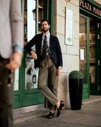 Comment porter une cravate bleu marine et vert: Associe un blazer bleu marine avec une cravate bleu marine et vert pour un look pointu et élégant. Une paire de slippers en cuir marron foncé apporte une touche de décontraction à l'ensemble.