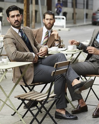 Comment porter une cravate à rayures horizontales bleu marine et blanc: Opte pour un blazer écossais marron clair avec une cravate à rayures horizontales bleu marine et blanc pour un look pointu et élégant. Complète ce look avec une paire de mocassins à pampilles en cuir noirs.