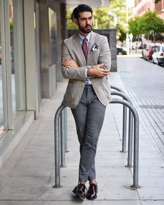 Comment porter une cravate imprimée bordeaux: Pense à marier un blazer en lin gris avec une cravate imprimée bordeaux pour un look classique et élégant. Assortis ce look avec une paire de chaussures richelieu en cuir bordeaux.