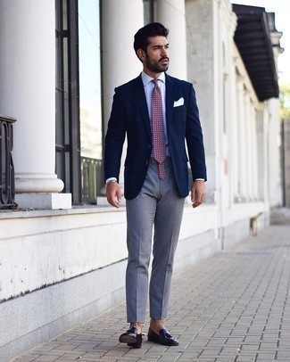 Comment porter un blazer à carreaux bleu marine: Harmonise un blazer à carreaux bleu marine avec un pantalon de costume gris pour un look classique et élégant. Une paire de mocassins à pampilles en cuir noirs est une option génial pour complèter cette tenue.