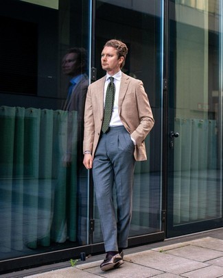 Comment porter un blazer écossais beige à 30 ans: Pense à opter pour un blazer écossais beige et un pantalon de costume gris pour dégager classe et sophistication. Cet ensemble est parfait avec une paire de mocassins à pampilles en cuir marron foncé.