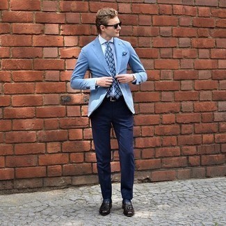 Comment porter un pantalon de costume bleu marine pour un style elégantes: Associe un blazer bleu clair avec un pantalon de costume bleu marine pour un look classique et élégant. Cet ensemble est parfait avec une paire de mocassins à pampilles en cuir marron foncé.