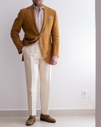 Comment porter un blazer tabac: Pense à porter un blazer tabac et un pantalon de costume blanc pour un look classique et élégant. Une paire de slippers en daim marron est une option astucieux pour complèter cette tenue.