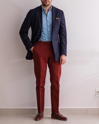 Tenue: Blazer bleu marine, Chemise de ville en chambray bleu clair, Pantalon de costume rouge, Slippers en cuir marron