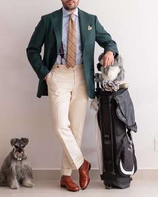 Comment porter des slippers en cuir tabac: Associe un blazer vert foncé avec un pantalon de costume beige pour un look pointu et élégant. Termine ce look avec une paire de slippers en cuir tabac.