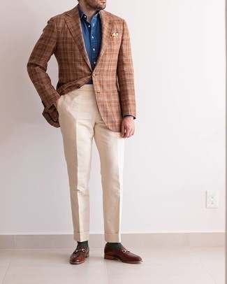 Comment porter un blazer écossais marron avec des slippers en cuir marron foncé: Associe un blazer écossais marron avec un pantalon de costume beige pour un look pointu et élégant. Cette tenue se complète parfaitement avec une paire de slippers en cuir marron foncé.
