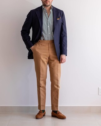 Comment porter un pantalon de costume marron foncé pour un style elégantes à 30 ans: Associe un blazer bleu marine avec un pantalon de costume marron foncé pour dégager classe et sophistication. Une paire de slippers en daim marron est une option judicieux pour complèter cette tenue.