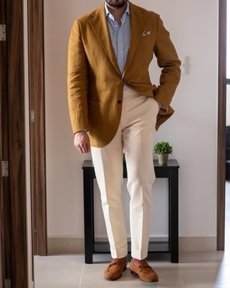 Comment porter un blazer tabac: Essaie d'associer un blazer tabac avec un pantalon de costume beige pour un look classique et élégant. Une paire de slippers en daim marron est une option parfait pour complèter cette tenue.