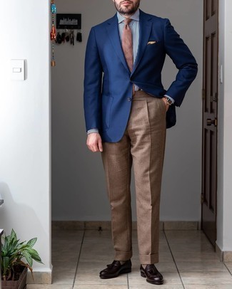 Comment porter une cravate écossaise marron: Pense à associer un blazer bleu marine avec une cravate écossaise marron pour un look classique et élégant. Cette tenue est parfait avec une paire de mocassins à pampilles en cuir marron foncé.