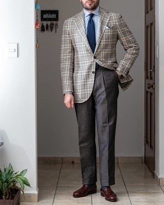 Comment porter un pantalon de costume en lin gris foncé: Pense à harmoniser un blazer écossais gris avec un pantalon de costume en lin gris foncé pour une silhouette classique et raffinée. Cette tenue se complète parfaitement avec une paire de slippers en cuir marron foncé.