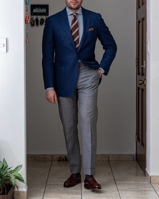 Comment porter une cravate à rayures horizontales marron: Porte un blazer bleu marine et une cravate à rayures horizontales marron pour une silhouette classique et raffinée. Assortis ce look avec une paire de slippers en cuir marron foncé.