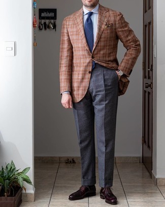 Comment porter un blazer écossais marron: Pense à marier un blazer écossais marron avec un pantalon de costume gris foncé pour un look classique et élégant. Une paire de chaussures derby en cuir bordeaux est une option génial pour complèter cette tenue.