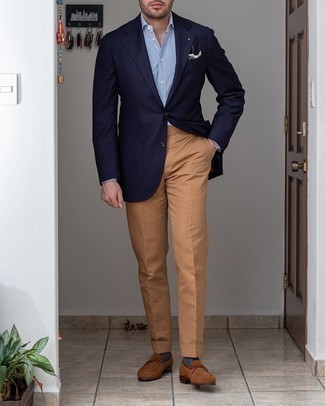 Comment porter des slippers en daim marron pour un style elégantes: Pense à associer un blazer bleu marine avec un pantalon de costume marron clair pour dégager classe et sophistication. Cet ensemble est parfait avec une paire de slippers en daim marron.