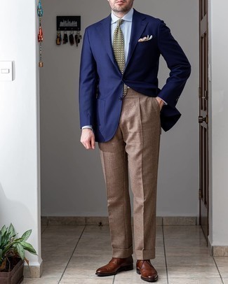 Comment porter des bottines chukka en cuir marron foncé: Associe un blazer bleu marine avec un pantalon de costume marron pour un look pointu et élégant. Une paire de bottines chukka en cuir marron foncé apportera un joli contraste avec le reste du look.