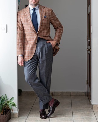 Comment porter un blazer écossais marron pour un style elégantes: Associe un blazer écossais marron avec un pantalon de costume gris pour un look classique et élégant. Complète ce look avec une paire de mocassins à pampilles en cuir marron foncé.