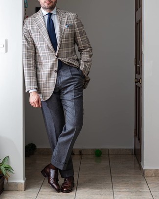 Comment porter un blazer gris en été à 30 ans: Porte un blazer gris et un pantalon de costume gris foncé pour un look classique et élégant. Une paire de double monks en cuir marron foncé est une option judicieux pour complèter cette tenue. Cette tenue est juste superbe pour l'été.