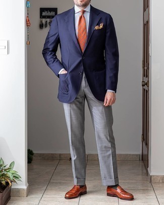 Comment porter un blazer bleu marine avec des slippers en cuir tabac: Opte pour un blazer bleu marine avec un pantalon de costume gris pour une silhouette classique et raffinée. Une paire de slippers en cuir tabac est une option avisé pour complèter cette tenue.