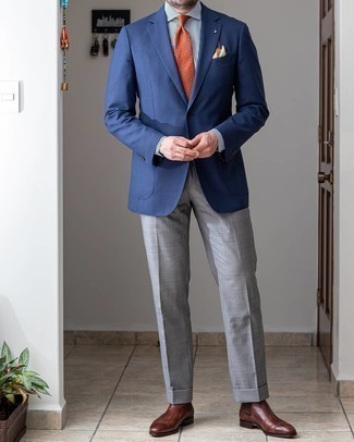Comment porter une cravate á pois jaune: Porte un blazer bleu marine et une cravate á pois jaune pour dégager classe et sophistication. Cet ensemble est parfait avec une paire de bottines chelsea en cuir marron foncé.